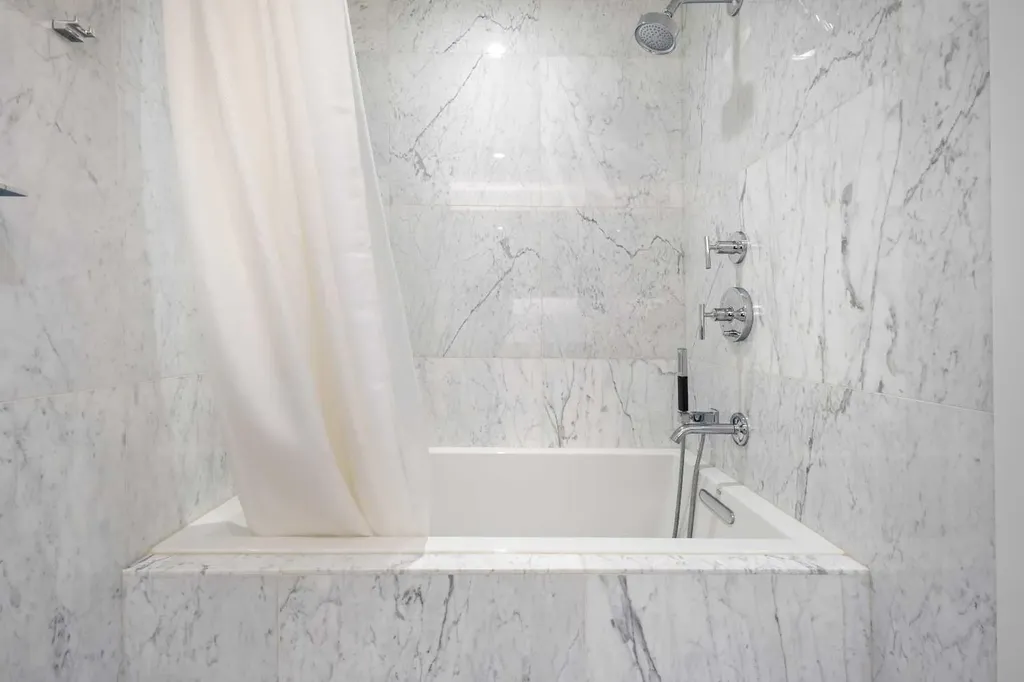 738 1 Avenue SW Calgary AB T2P 5G8