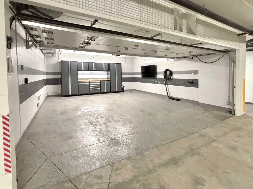738 1 Avenue SW Calgary AB T2P 5G8