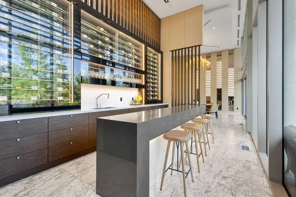 738 1 Avenue SW Calgary AB T2P 5G8