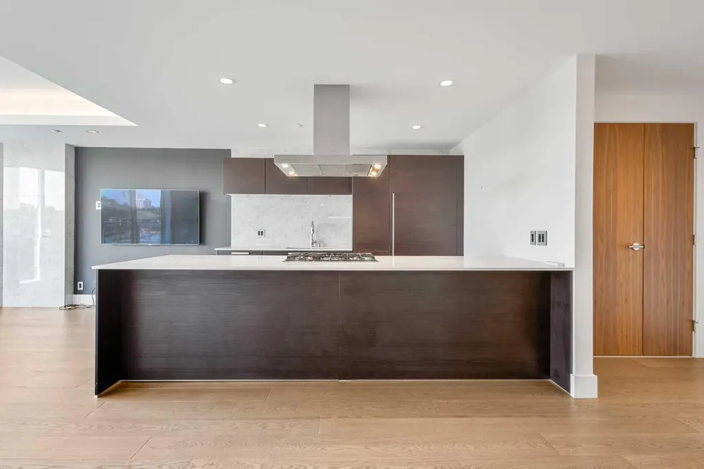 738 1 Avenue SW Calgary AB T2P 5G8