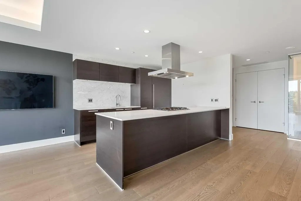 738 1 Avenue SW Calgary AB T2P 5G8