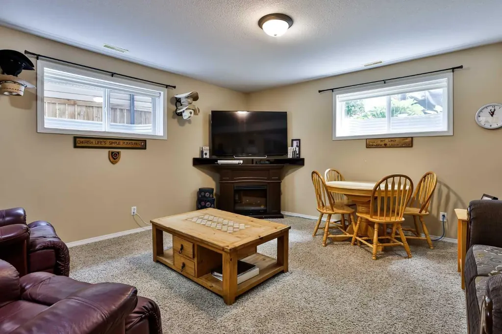 19 Firelight Way W Lethbridge AB T1J 4W1
