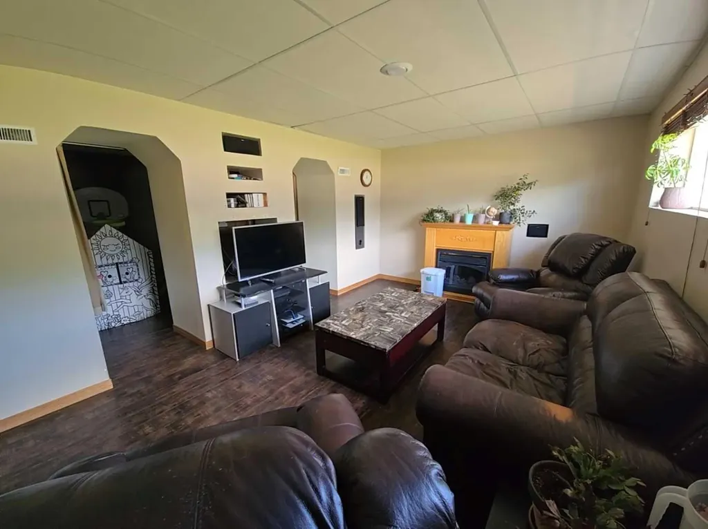401 7 Avenue Fox Creek AB T0H1P0