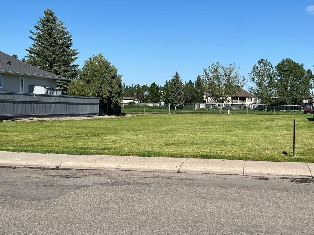 Coaldale AB, 105 Fairway Drive