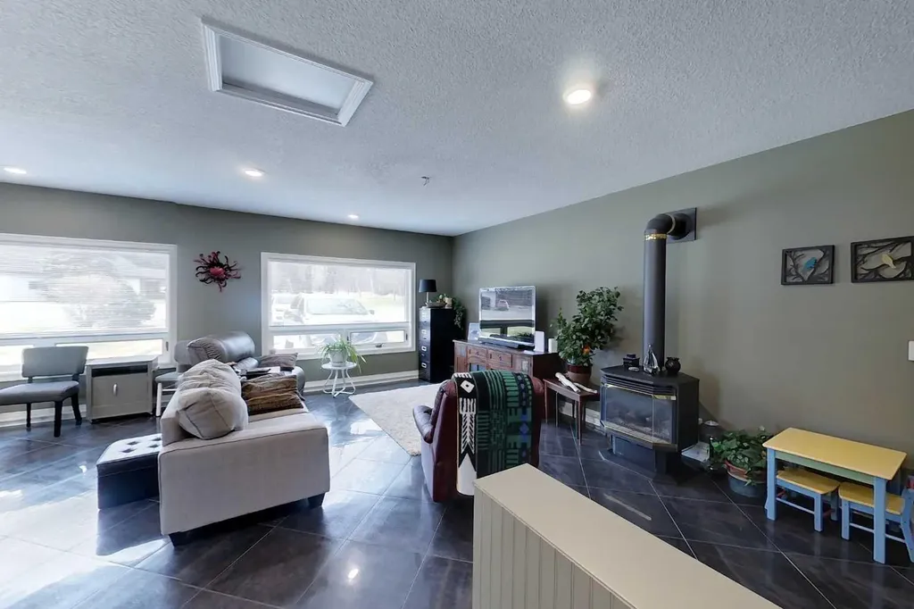 30 Executive Estates Canyon Creek AB T0G0M0