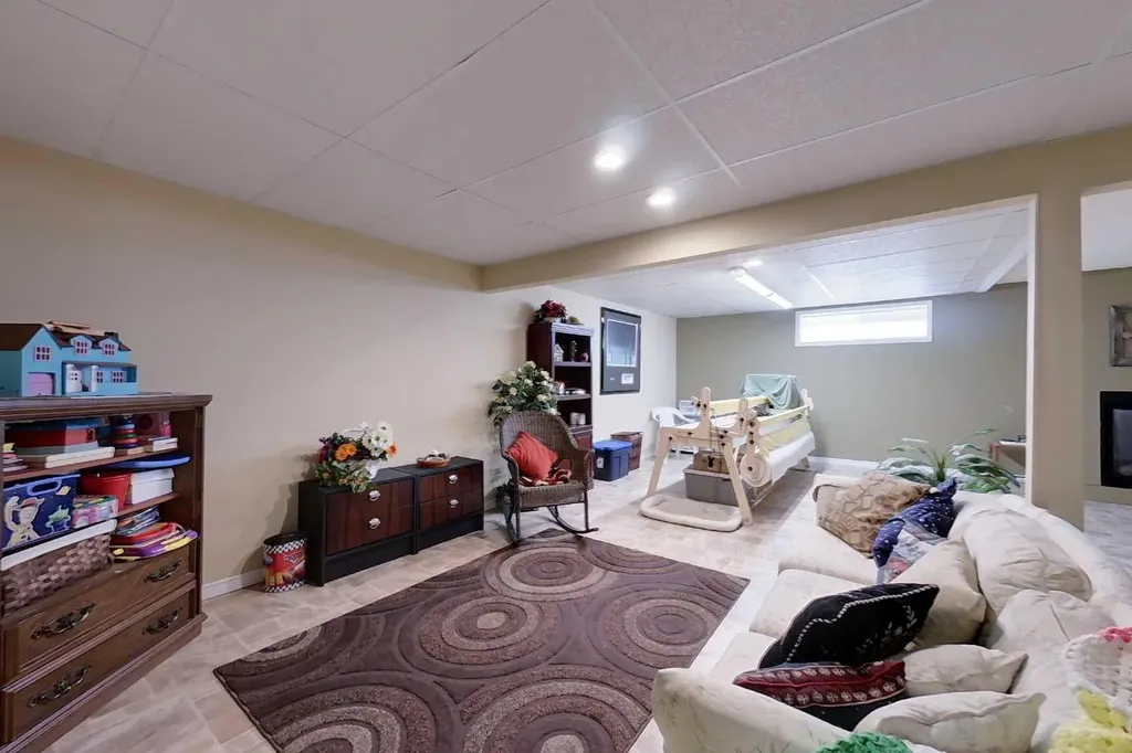 30 Executive Estates Canyon Creek AB T0G0M0