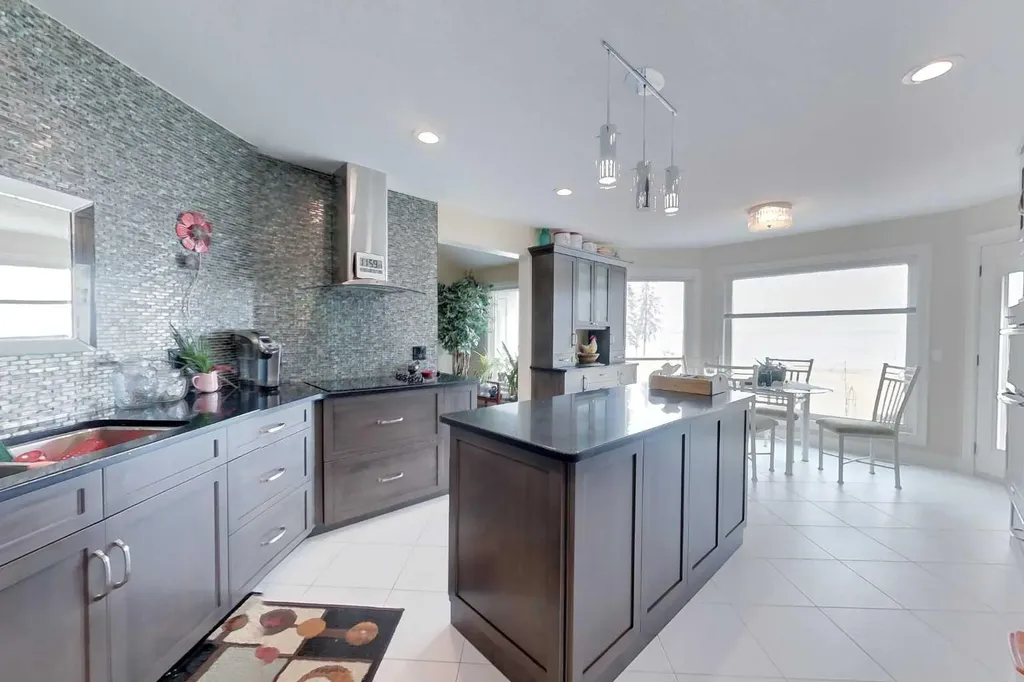 30 Executive Estates Canyon Creek AB T0G0M0