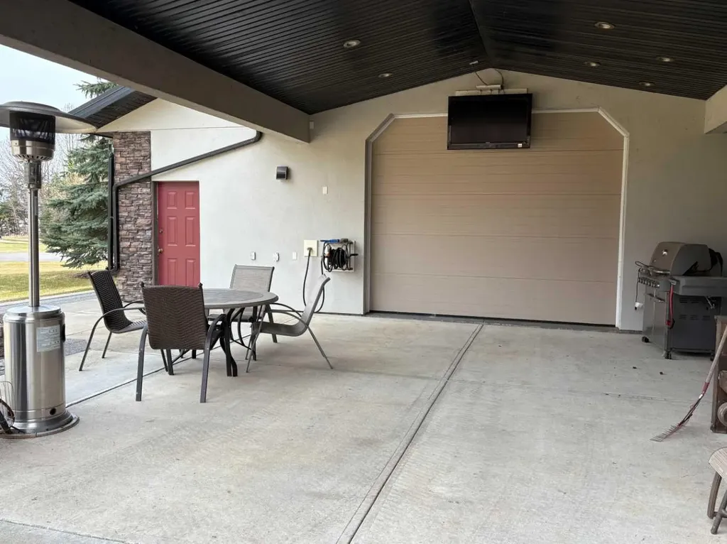 30 Executive Estates Canyon Creek AB T0G0M0