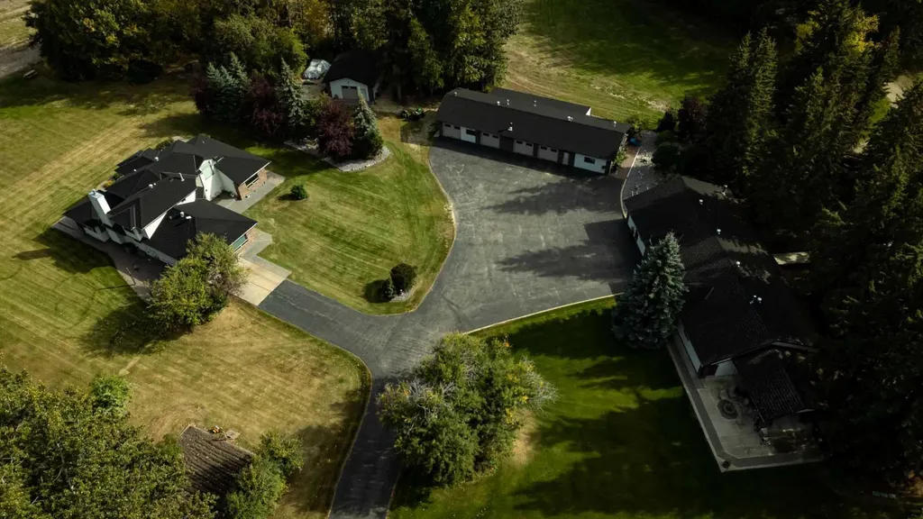 30 Executive Estates Canyon Creek AB T0G0M0
