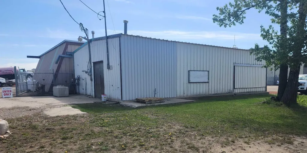 6709C Goldenwest Avenue Red Deer AB T4P 1A7