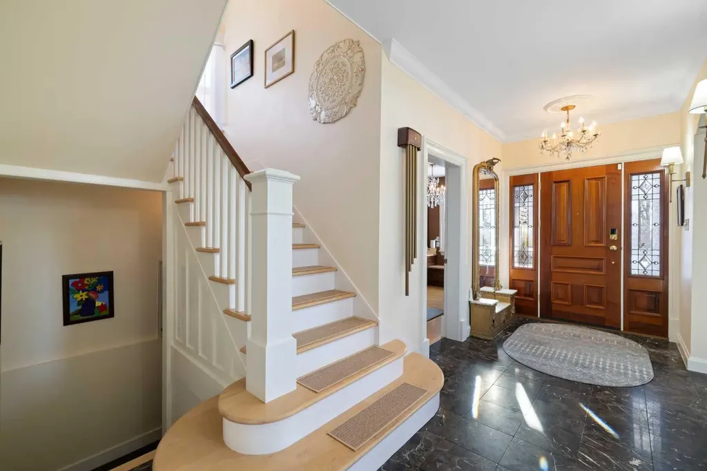 1727 24 Street SW Calgary AB T3C 1J2