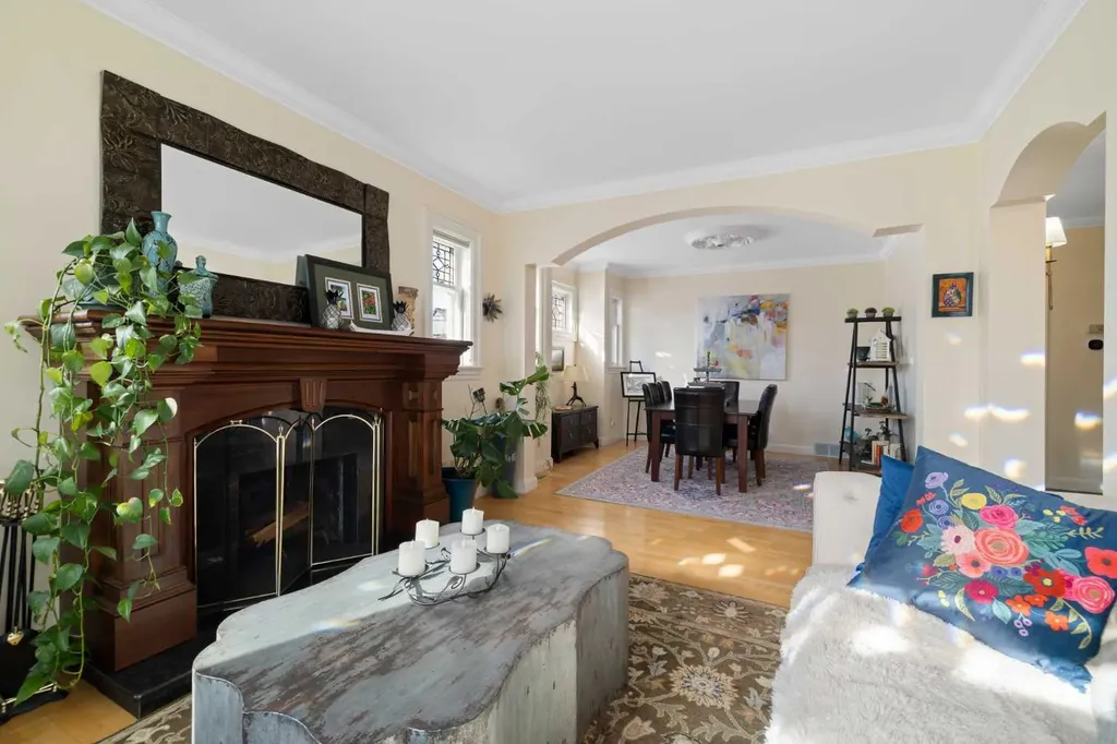 1727 24 Street SW Calgary AB T3C 1J2
