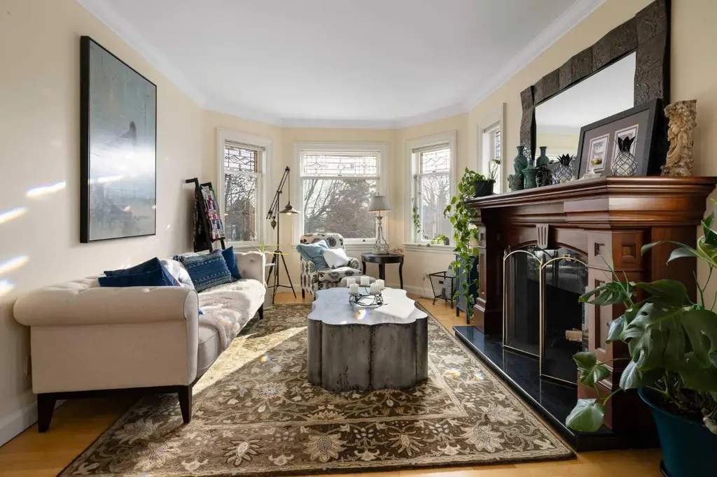 1727 24 Street SW Calgary AB T3C 1J2