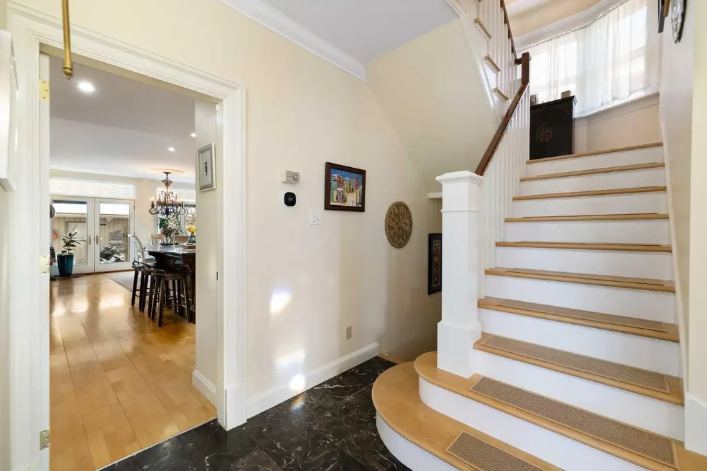 1727 24 Street SW Calgary AB T3C 1J2