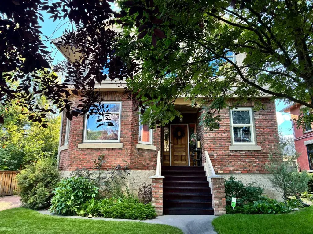 1727 24 Street SW Calgary AB T3C 1J2