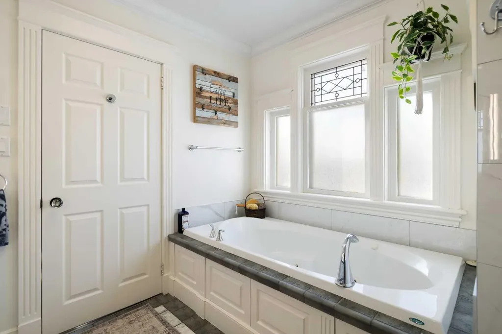 1727 24 Street SW Calgary AB T3C 1J2