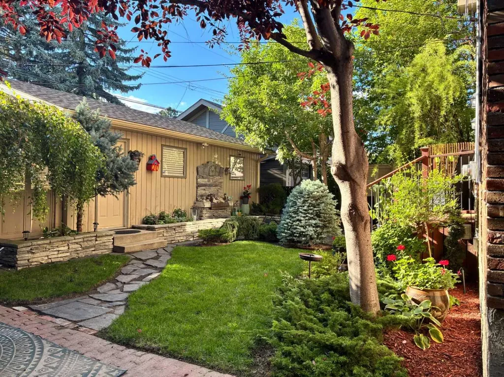 1727 24 Street SW Calgary AB T3C 1J2