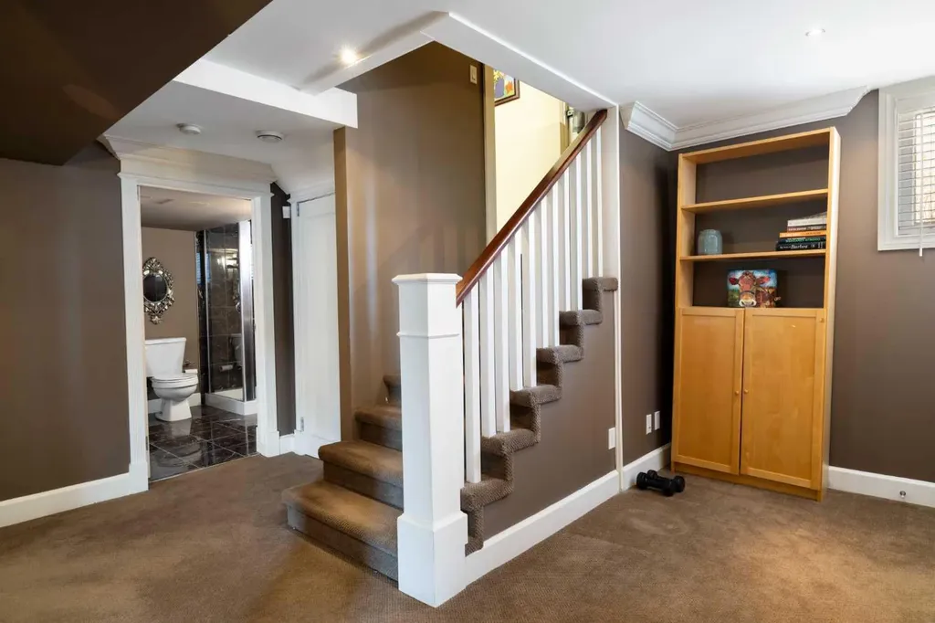 1727 24 Street SW Calgary AB T3C 1J2
