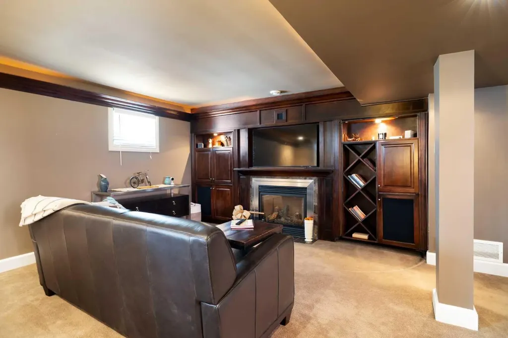1727 24 Street SW Calgary AB T3C 1J2