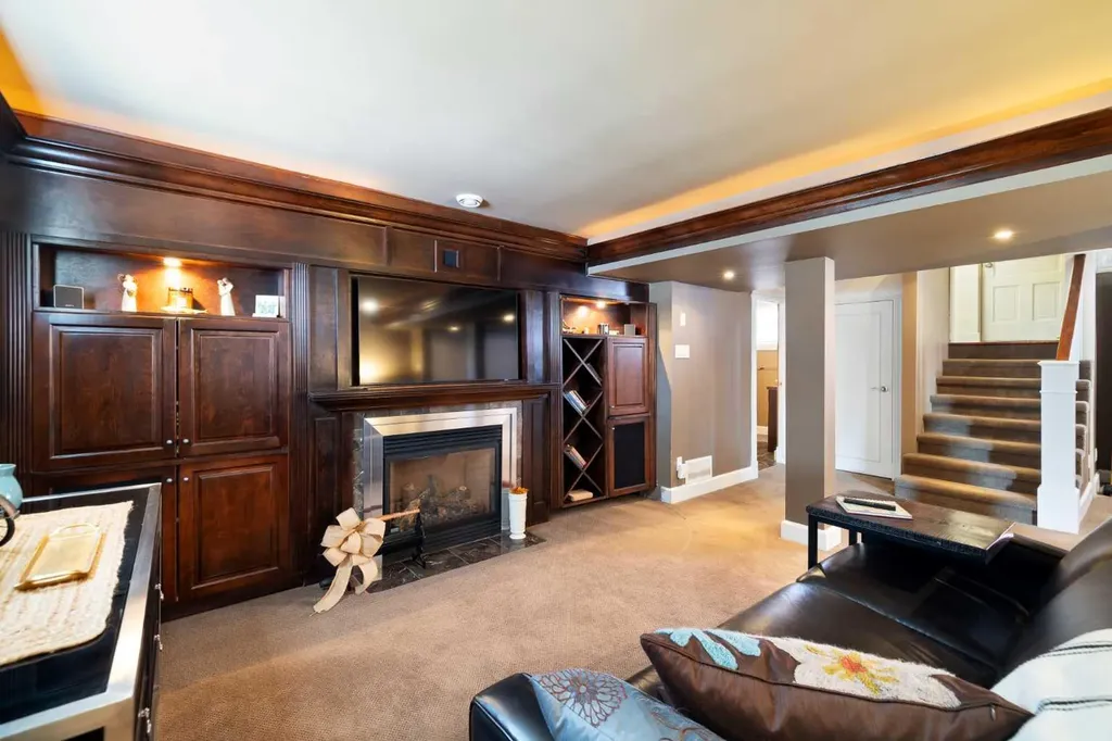 1727 24 Street SW Calgary AB T3C 1J2
