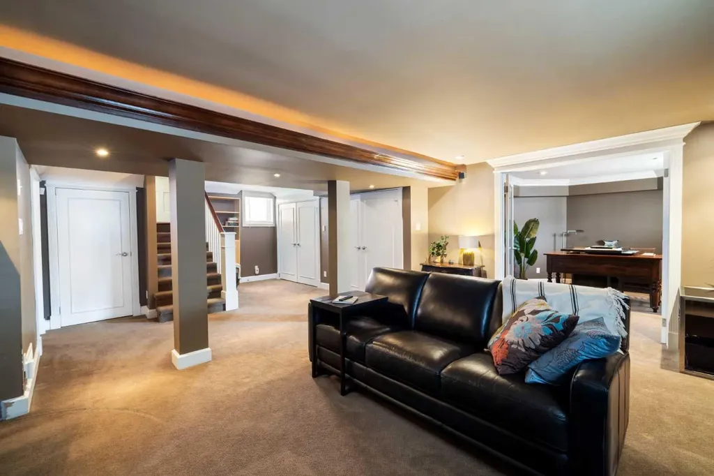 1727 24 Street SW Calgary AB T3C 1J2
