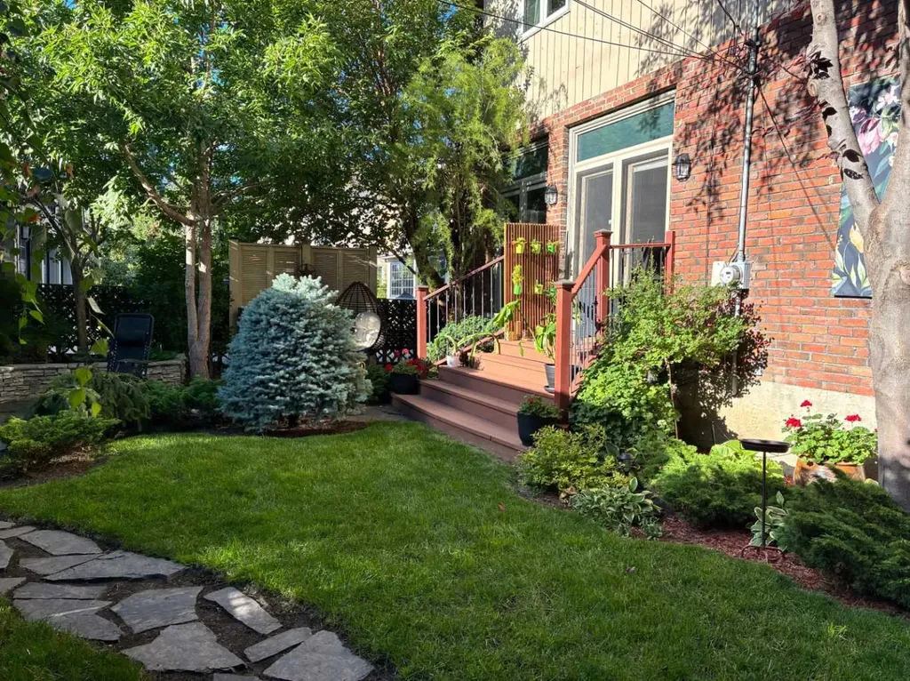 1727 24 Street SW Calgary AB T3C 1J2