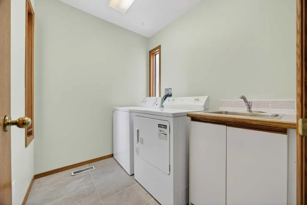 90 Hawkmount Green NW Calgary AB T3G 2T9