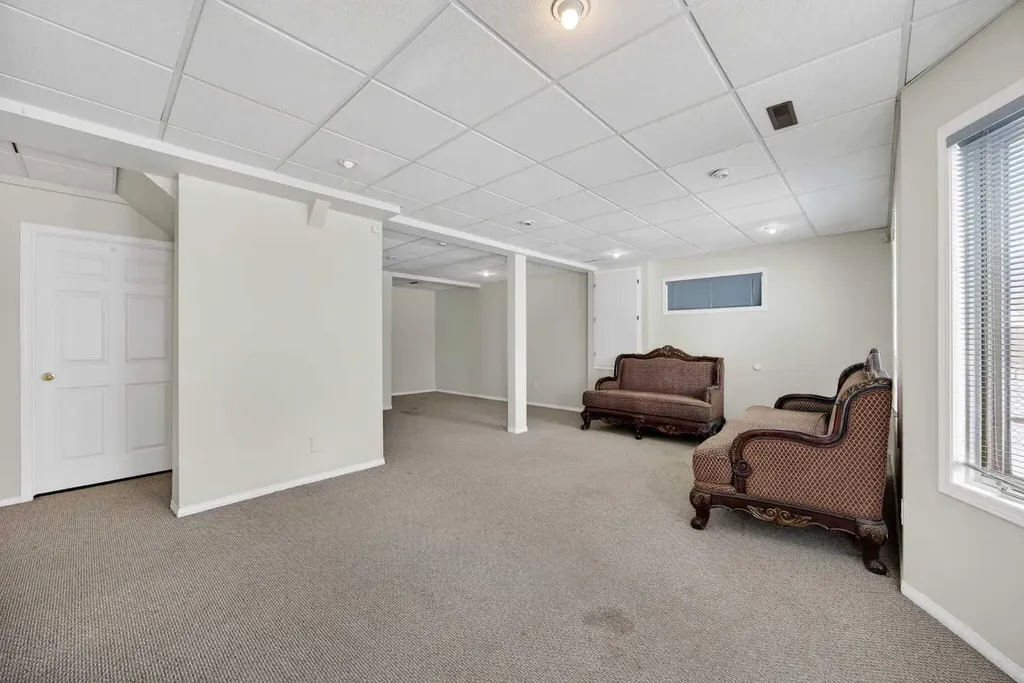 90 Hawkmount Green NW Calgary AB T3G 2T9