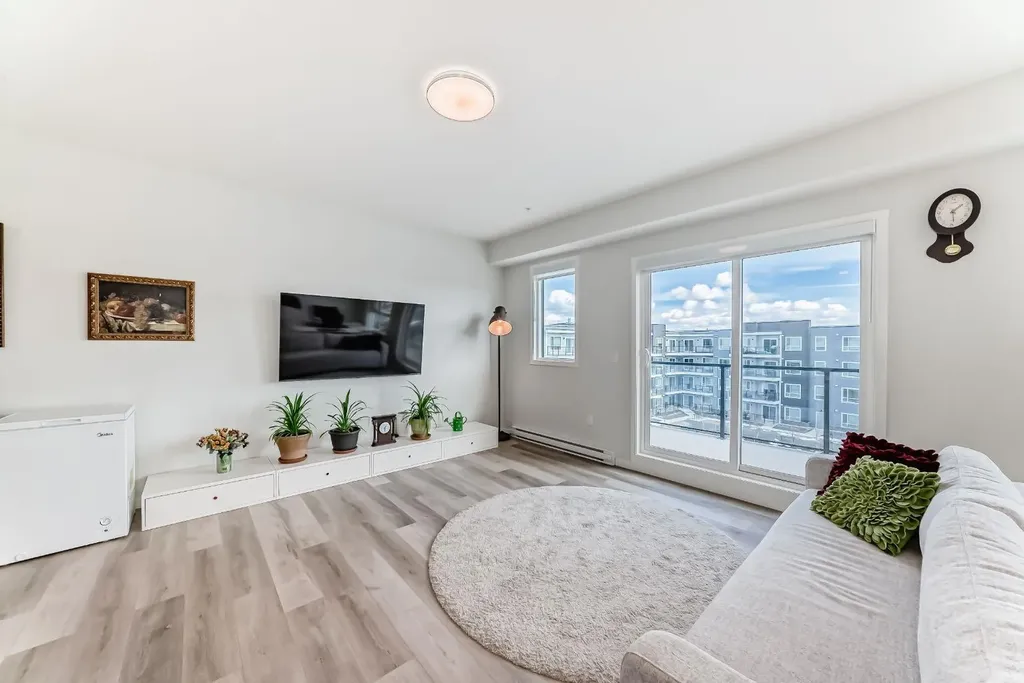 33 Carringham Gate NW Calgary AB T3P 2H6