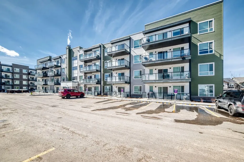 33 Carringham Gate NW Calgary AB T3P 2H6