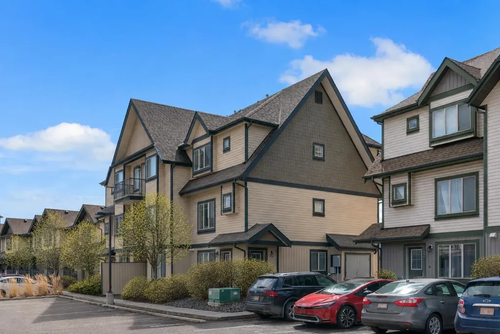 121 Copperpond Common SE Calgary AB T2Z 5B6