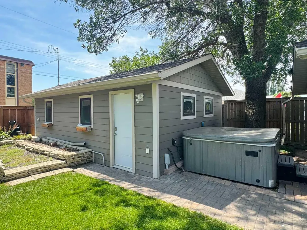 2302 14 Avenue S Lethbridge AB T1K 0V5