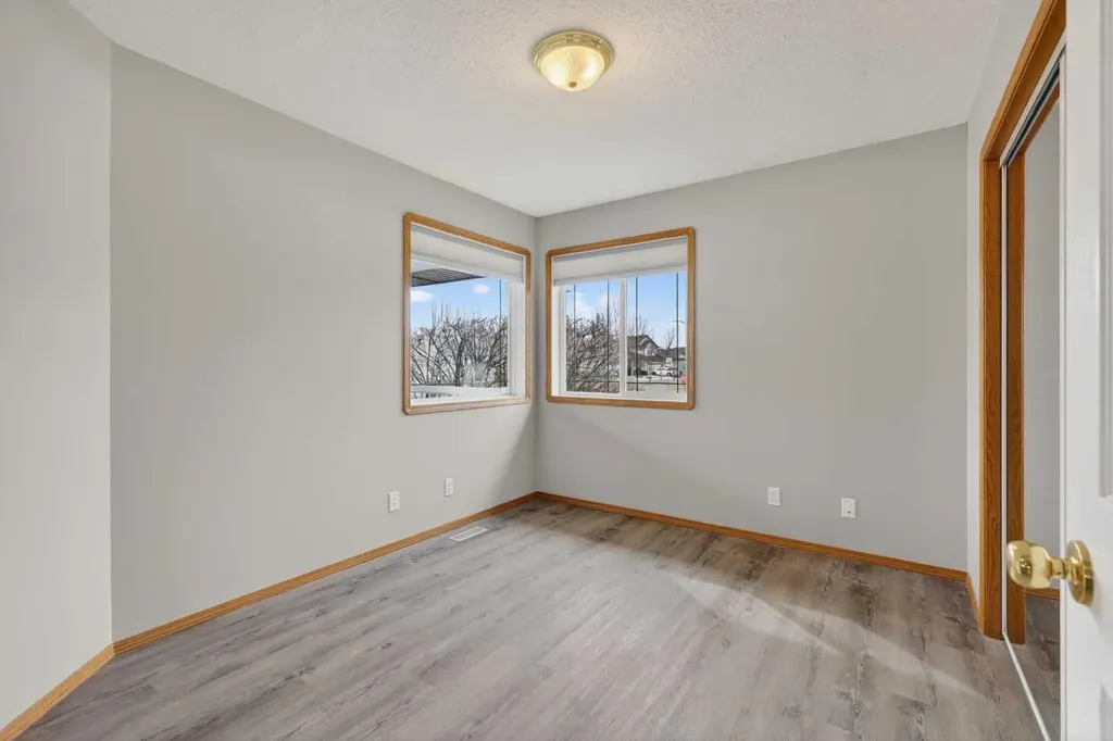 106 Cambridge Glen Drive Strathmore AB T1P 1W1