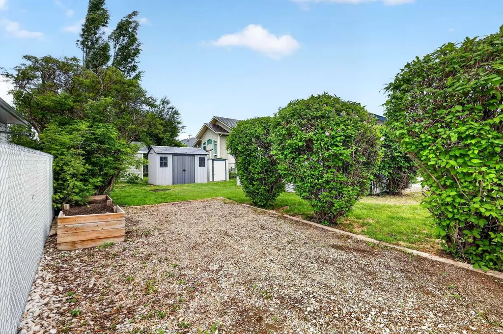 106 Cambridge Glen Drive Strathmore AB T1P 1W1