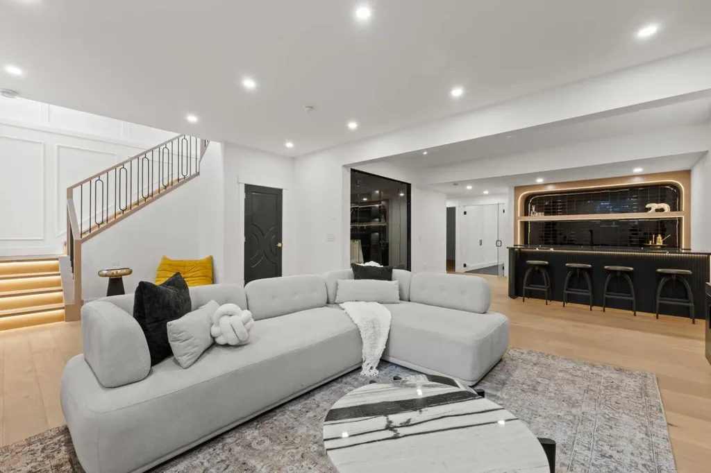 1910 Broadview Road NW Calgary AB T2N 3H7