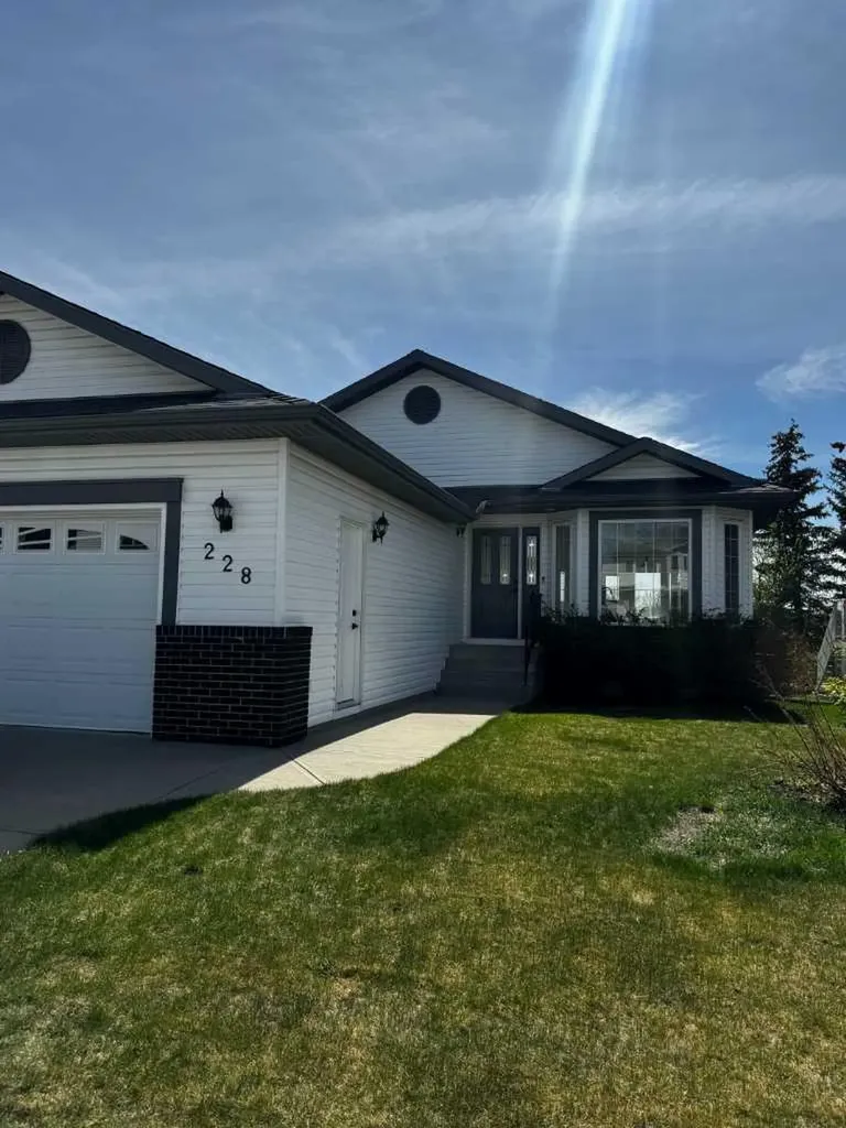 228 Woodside Crescent NW Airdrie AB T4B 2G8