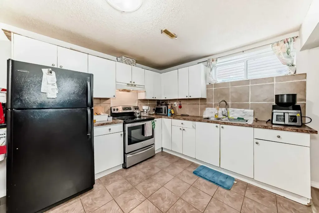 9275 Saddlebrook Drive NE Calgary AB T3J 5M5