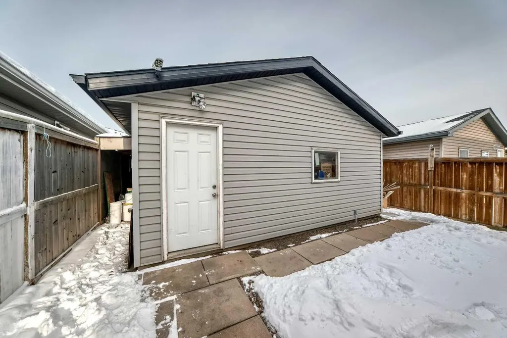 9275 Saddlebrook Drive NE Calgary AB T3J 5M5