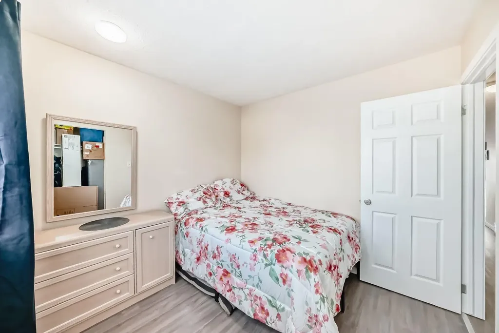 3221 32a Avenue SE Calgary AB T2B0J6