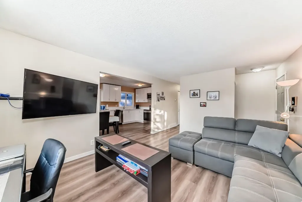 3221 32a Avenue SE Calgary AB T2B0J6