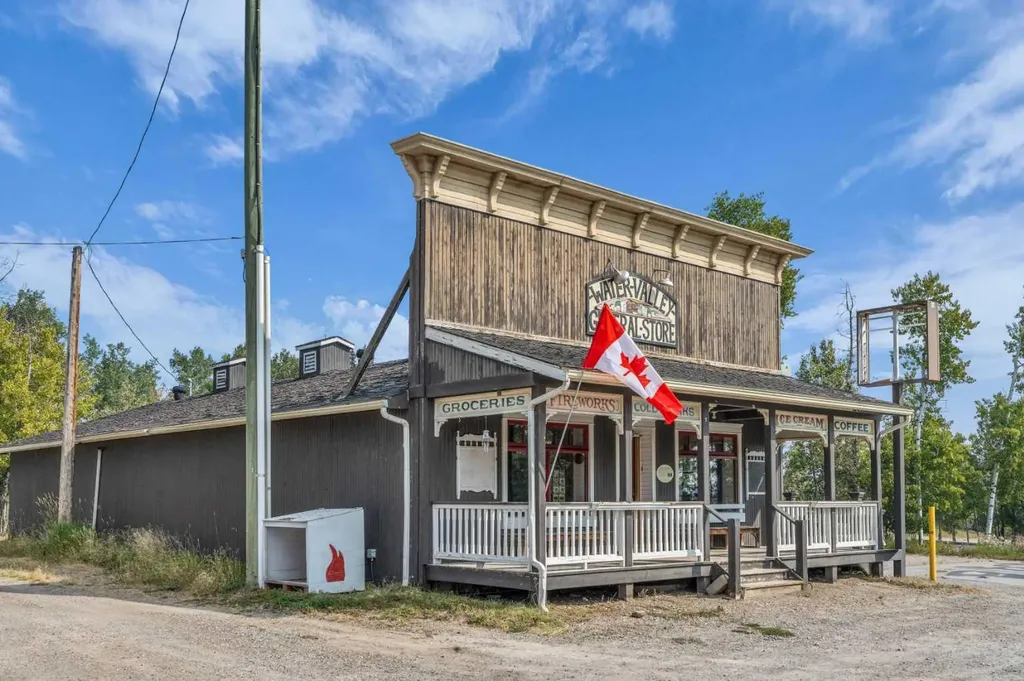 5204 579 Highway W Rural Mountain View County AB T0M2E0