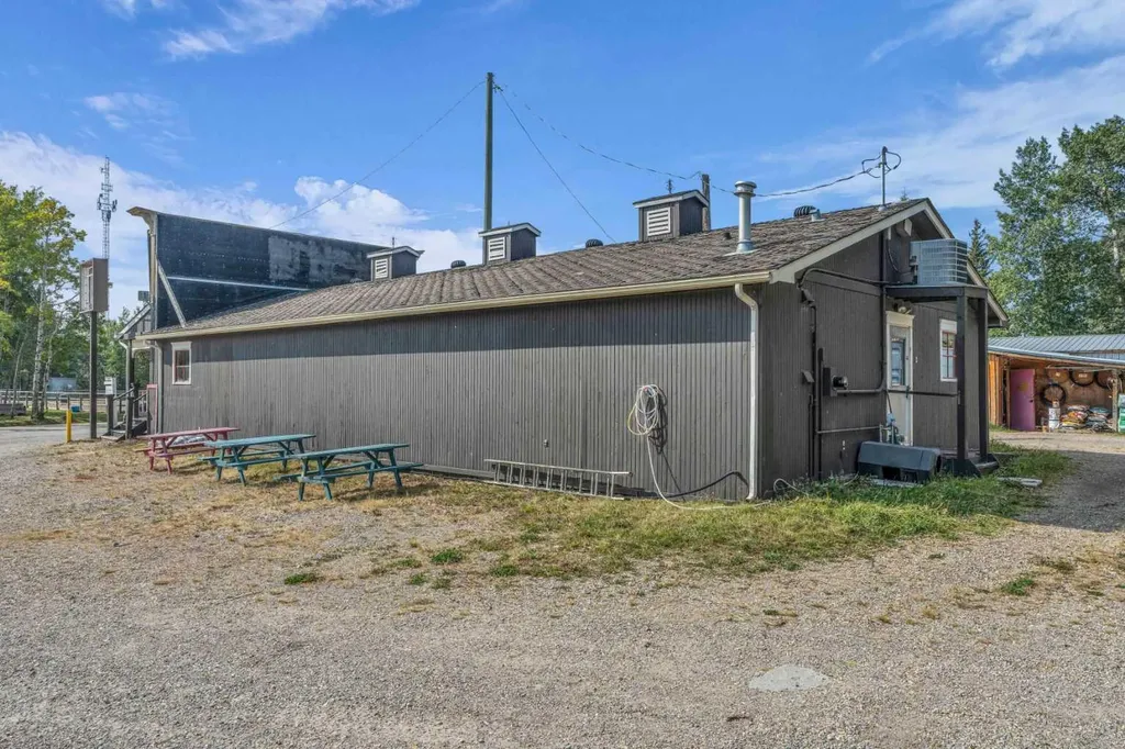 5204 579 Highway W Rural Mountain View County AB T0M2E0