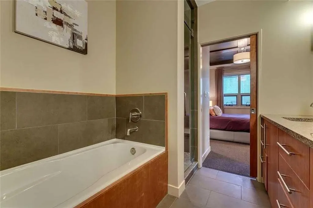 701 3 Avenue SW Calgary AB T2P 5R3