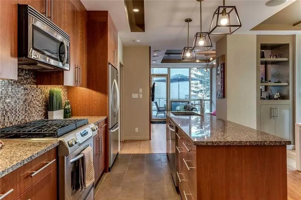 701 3 Avenue SW Calgary AB T2P 5R3