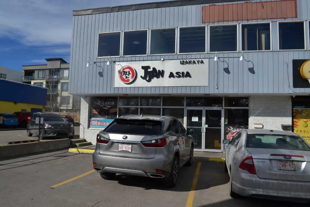 602 16 Avenue Calgary AB T2M 0J7