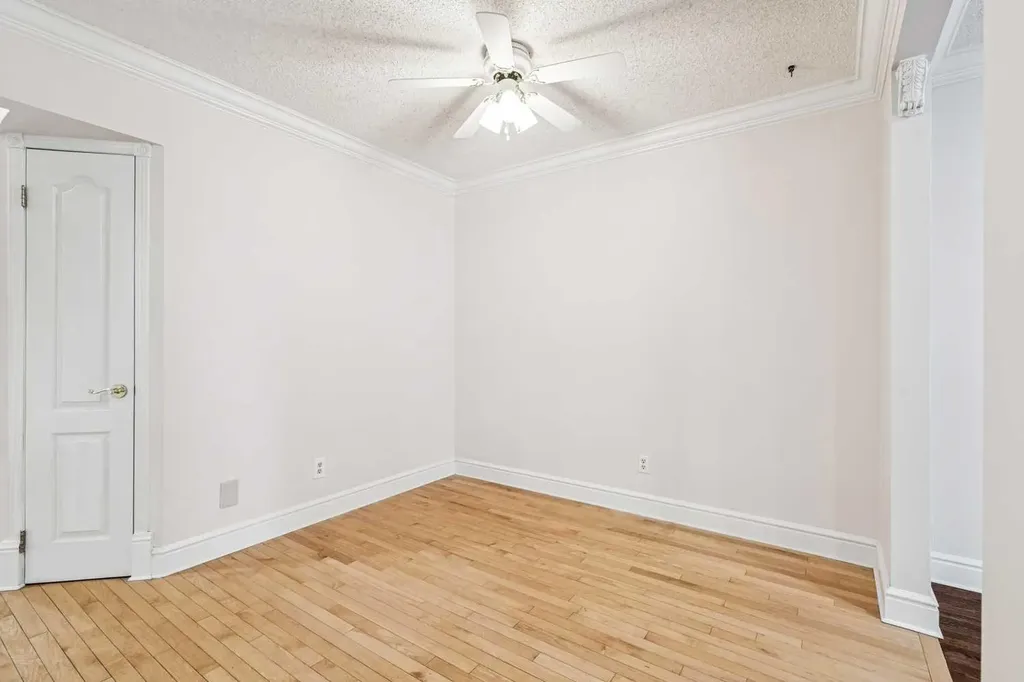 131 Woodglen Way SW Calgary AB T2W4C8
