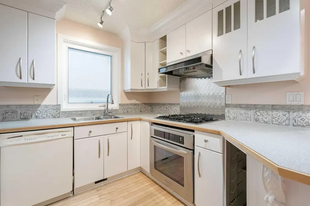 131 Woodglen Way SW Calgary AB T2W4C8