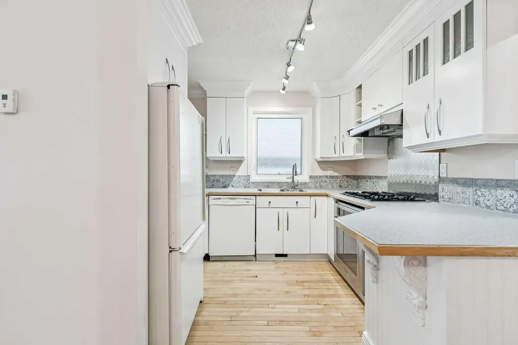 131 Woodglen Way SW Calgary AB T2W4C8
