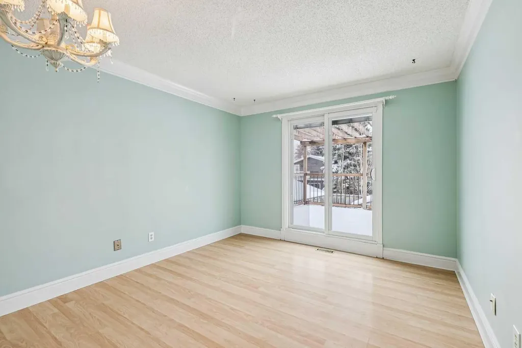 131 Woodglen Way SW Calgary AB T2W4C8