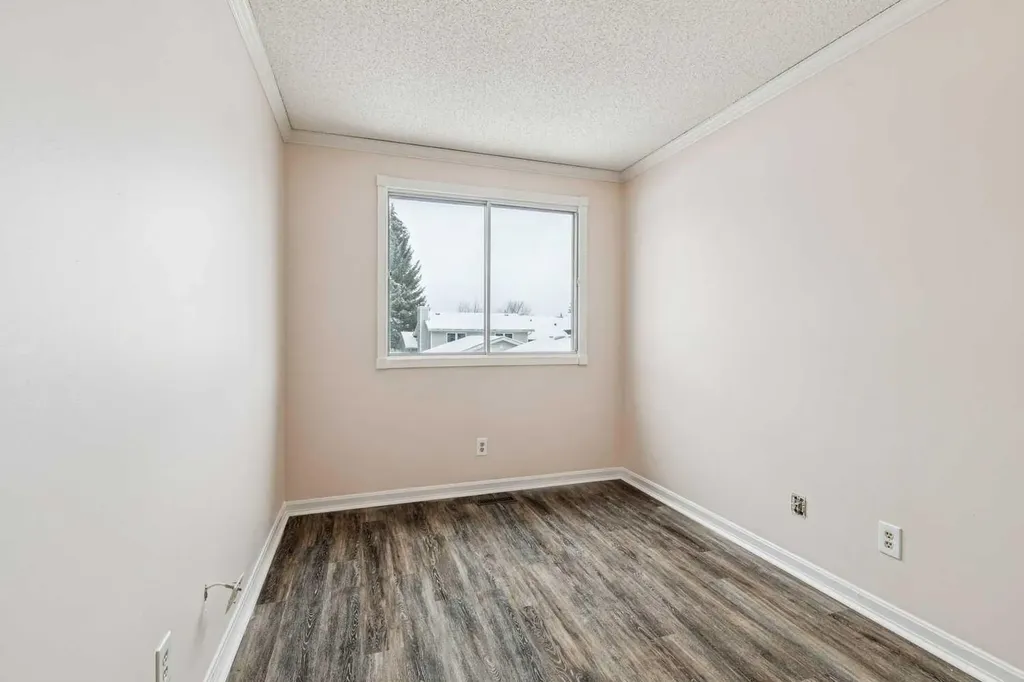 131 Woodglen Way SW Calgary AB T2W4C8